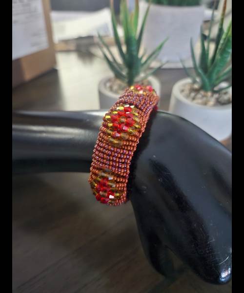 ES: pulsera ritual de Oyá con cuentas rojas, doradas y marro - producto esotérico Santería mayoreo Houston Texas